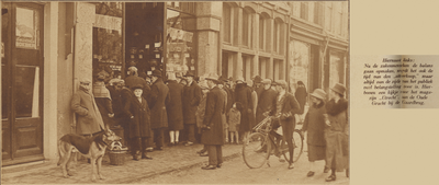 871636 Afbeelding van een rij wachtende klanten voor het Magazijn Utrecht (Oudegracht bij de Gaardbrug), ter ...